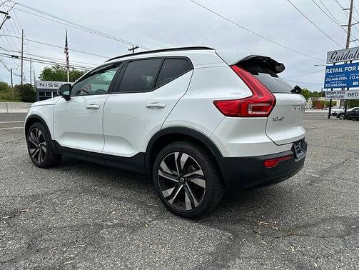 Crystal White 2023 Volvo XC40 Plus