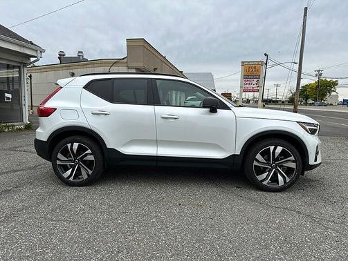 Crystal White 2023 Volvo XC40 Plus