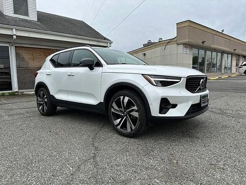 Crystal White 2023 Volvo XC40 Plus