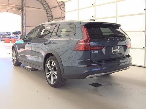 2025 Volvo V60 Cross Country Plus