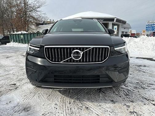 2025 Volvo XC40 Core