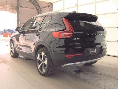2025 Volvo XC40 Core
