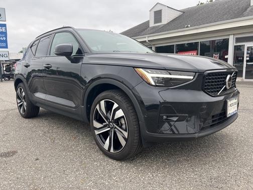2024 Volvo XC40 B5 Ultimate Dark