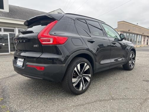 2024 Volvo XC40 B5 Ultimate Dark