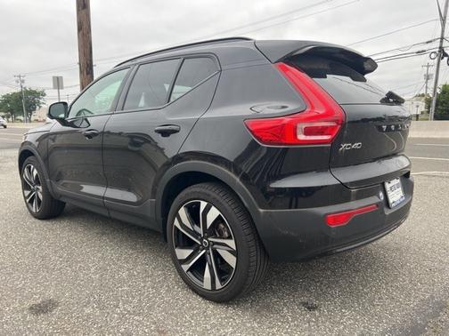 2024 Volvo XC40 B5 Ultimate Dark