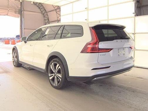 2025 Volvo V60 Cross Country Plus