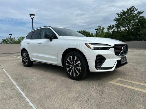 Crystal White Metallic 2023 Volvo XC60 B5 Plus Dark Theme