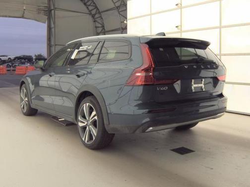 Denim Blue Metallic 2025 Volvo V60 Cross Country B5 Plus