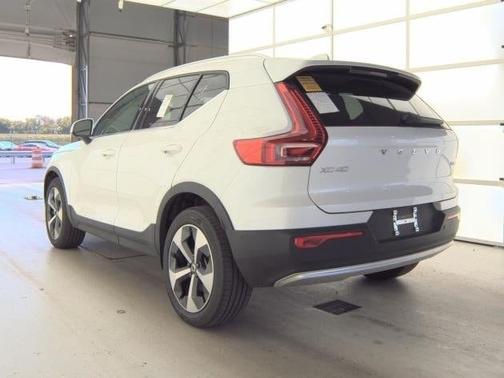 2025 Volvo XC40 B5 Plus Bright Theme