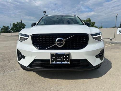 Crystal White Metallic 2024 Volvo XC40 B5 Plus Dark Theme