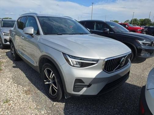 2025 Volvo XC40 B5 Core Bright Theme