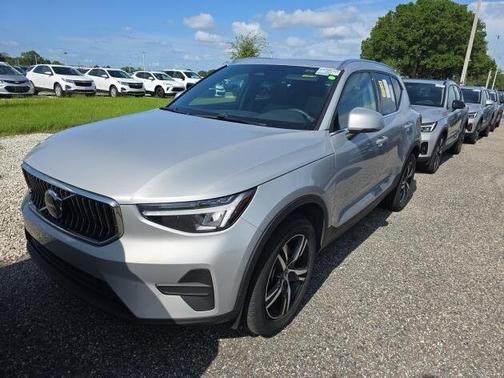2025 Volvo XC40 B5 Core Bright Theme