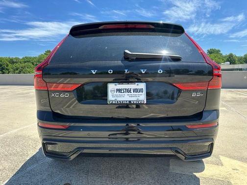 Onyx Black Metallic 2026 Volvo XC60 B5 Ultra