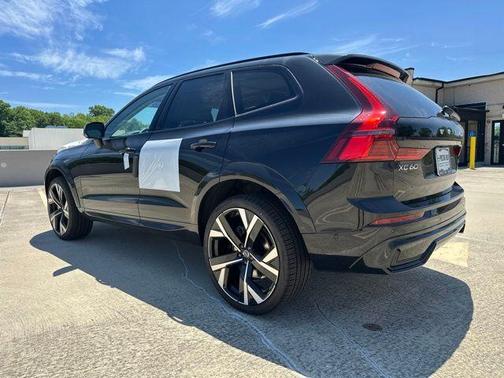 Onyx Black Metallic 2026 Volvo XC60 B5 Ultra