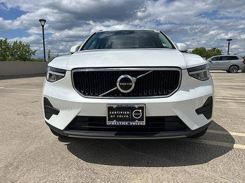 Crystal White 2023 Volvo XC40 B5 AWD Core