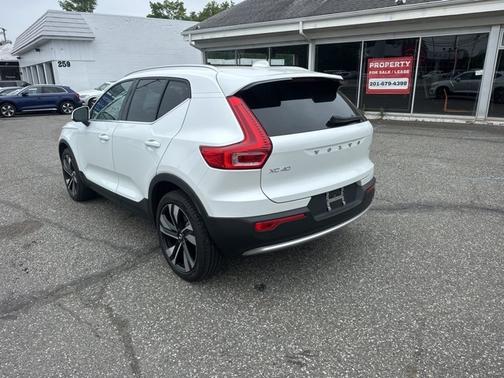 2023 Volvo XC40 B5 AWD Plus Bright