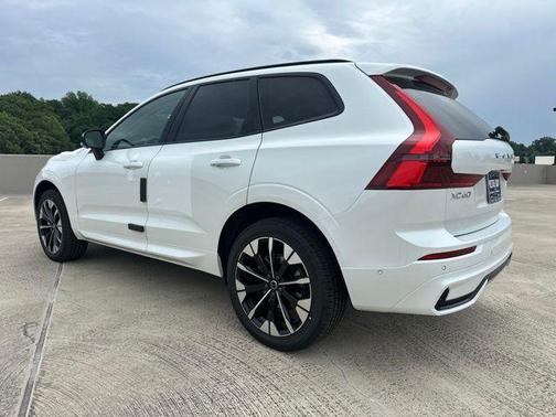 Crystal White Metallic 2026 Volvo XC60 B5 Plus