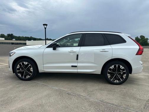 Crystal White Metallic 2026 Volvo XC60 B5 Plus