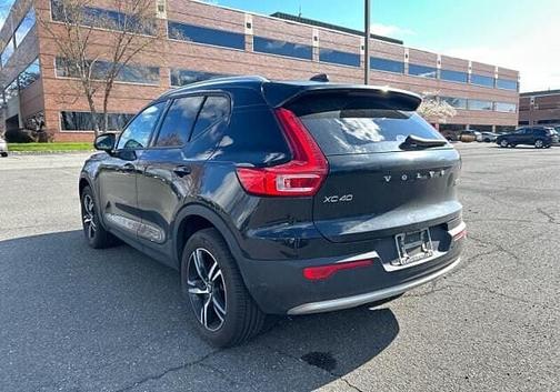 Onyx Black 2023 Volvo XC40 Core