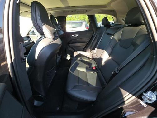 Onyx Black Metallic 2025 Volvo XC60 B5 Core