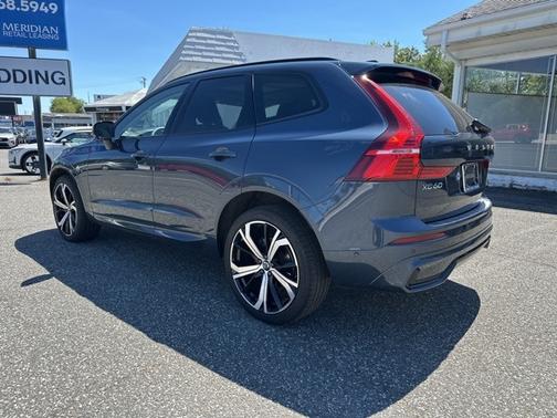 2024 Volvo XC60 B5 Ultimate Dark