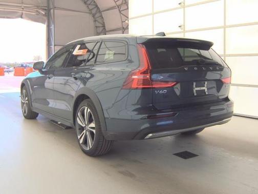 Denim Blue Metallic 2025 Volvo V60 Cross Country B5 Plus