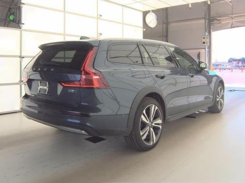Denim Blue Metallic 2025 Volvo V60 Cross Country B5 Plus