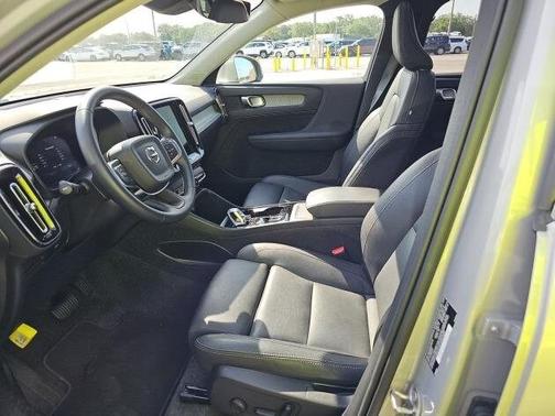 2025 Volvo XC40 B5 Plus Bright Theme
