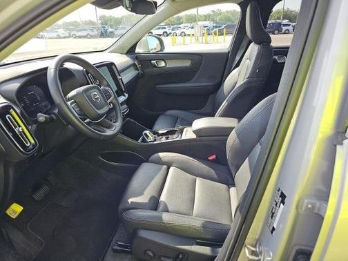 2025 Volvo XC40 B5 Plus Bright Theme
