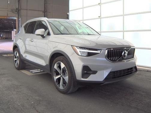 2025 Volvo XC40 B5 Plus Bright Theme