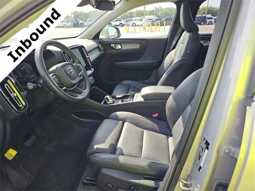 2025 Volvo XC40 B5 Plus Bright Theme