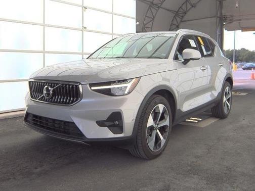2025 Volvo XC40 B5 Plus Bright Theme