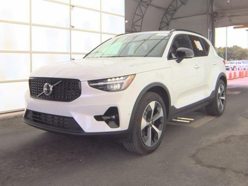 Crystal White 2026 Volvo XC40 B5 Plus