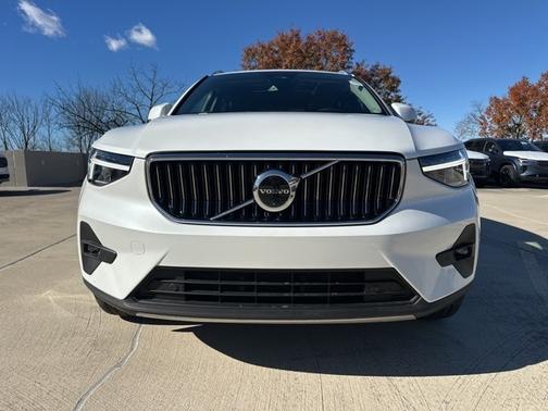2025 Volvo XC40 B5 Plus Bright Theme