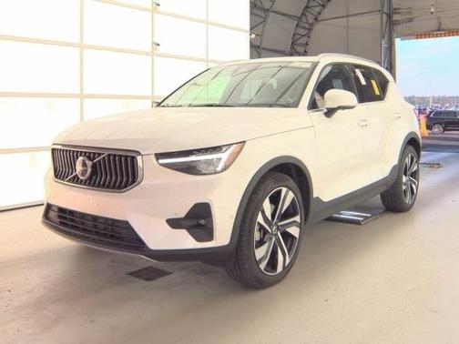 2025 Volvo XC40 B5 Plus Bright Theme