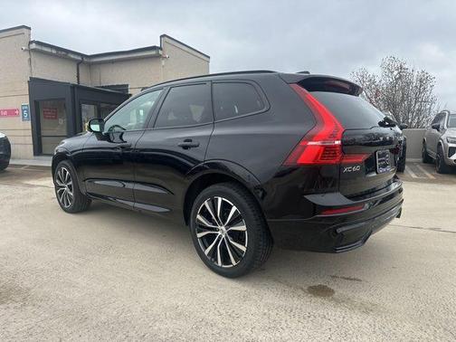 Onyx Black Metallic 2023 Volvo XC60 B5 Plus Dark Theme