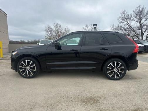 Onyx Black Metallic 2023 Volvo XC60 B5 Plus Dark Theme