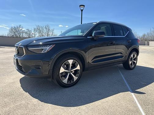 Onyx Black 2023 Volvo XC40 Plus