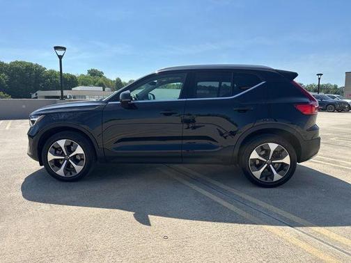 Onyx Black Metallic 2024 Volvo XC40 B5 Plus Bright Theme