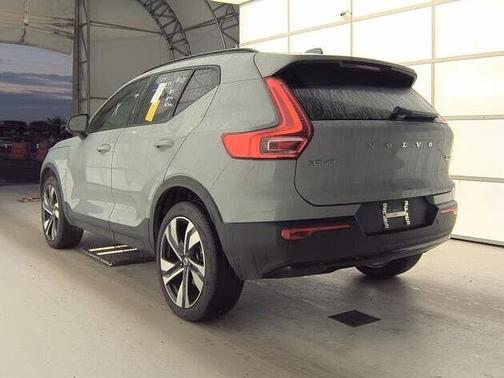2025 Volvo XC40 Plus