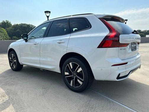 Crystal White Metallic 2026 Volvo XC60 B5 Plus