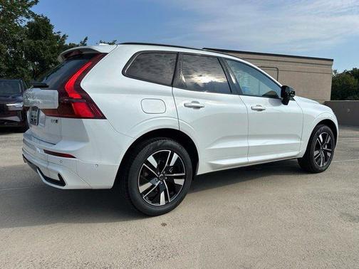 Crystal White Metallic 2026 Volvo XC60 B5 Plus