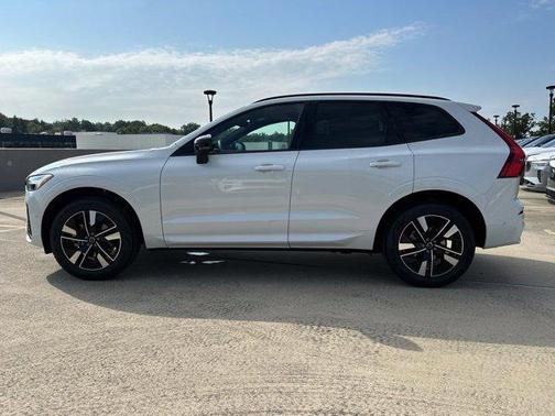 Crystal White Metallic 2026 Volvo XC60 B5 Plus