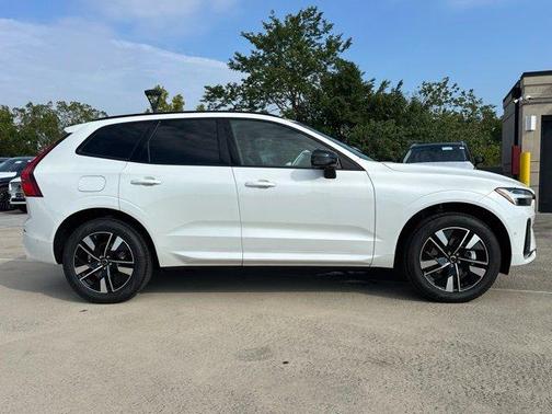 Crystal White Metallic 2026 Volvo XC60 B5 Plus