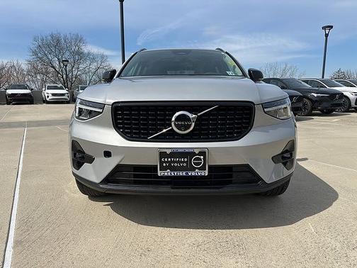 Silver Dawn 2024 Volvo XC40 Plus