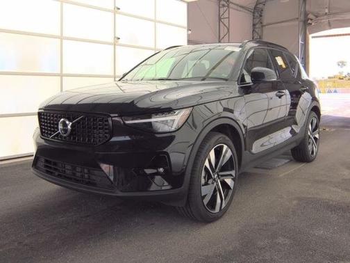 2025 Volvo XC40 B5 Plus Dark Theme