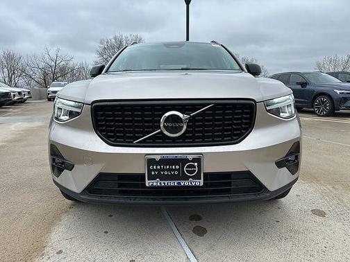Bright Dusk 2023 Volvo XC40 Plus