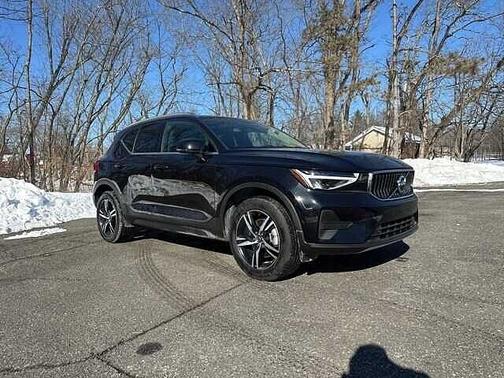 2025 Volvo XC40 Core