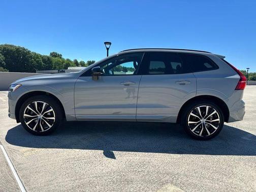 Metallic 2024 Volvo XC60 B5 Plus Dark Theme