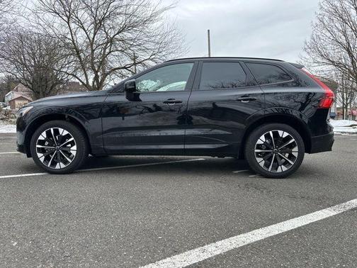 Onyx Black Metallic 2026 Volvo XC60 B5 Plus